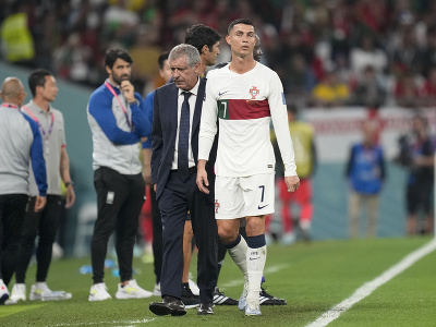 Cristiano Ronaldo opúšťa ihrisko