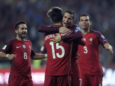 Cristiano Ronaldo so spoluhráčmi oslavuje gól Portugalska