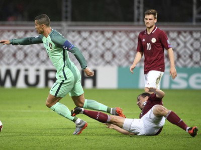 Cristiano Ronaldo v súboji s Lotyšskom