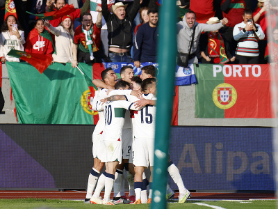 Cristiano Ronaldo so spoluhráčmi oslavuje svoj víťazný gól