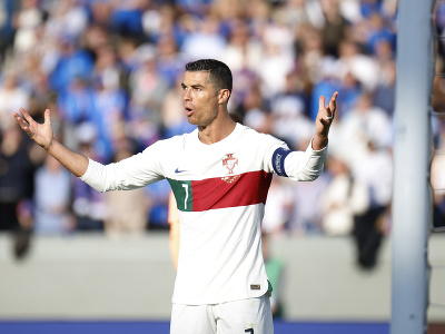 Cristiano Ronaldo v súboji s Islandom