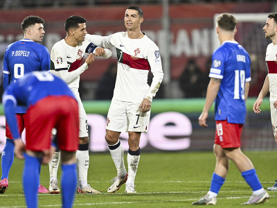 Cristiano Ronaldo a Joao Cancelo oslavujú gól