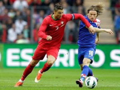 Cristiano Ronaldo a Luka Modrič v súboji o loptu