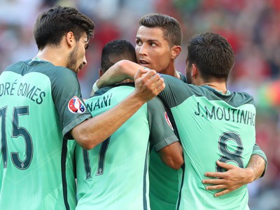 Cristiano Ronaldo so spoluhráčmi oslavuje gól Portugalska