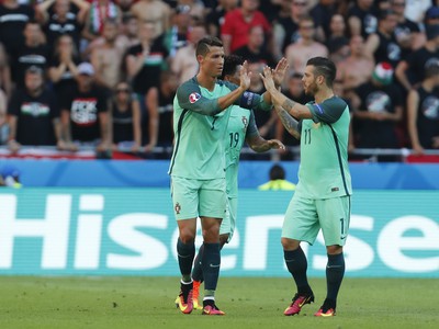 Cristiano Ronaldo a Vieirinha oslavujú gól Portugalska