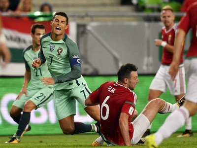 Cristiano Ronaldo v súboji o loptu