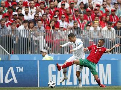 Cristiano Ronaldo a Hakim Ziyach v súboji