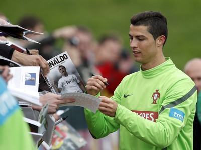 Cristiano Ronaldo rozdáva autogramy