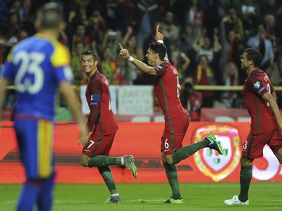 Cristiano Ronaldo, Jose Fonte a Pepe oslavujú gól Portugalska