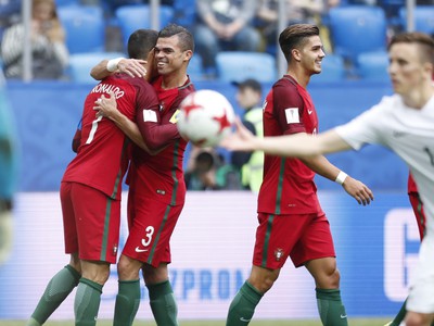 Cristiano Ronaldo a Pepe oslavujú vedúci gól Portugalska