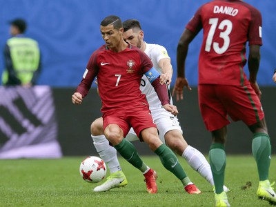 Cristiano Ronaldo a Michael Boxall v súboji o loptu