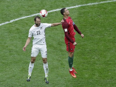 Andrew Durante a Cristiano Ronaldo vo vzdušnom súboji
