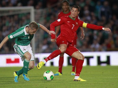 Cristiano Ronaldo a Steven Davis v súboji o o loptu