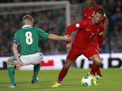 Cristiano Ronaldo a Steven Davis v súboji o loptu