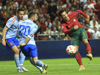 Portugalský futbalista Cristiano Ronaldo strieľa počas zápasu Portugalsko - Španielsko