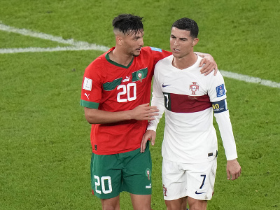 Sklamaný Cristiano Ronaldo a Achraf Dari po senzačnom štvrťfinálovom triumfe Maroka
