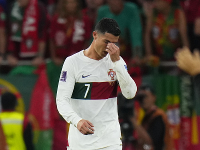 Sklamaný Cristiano Ronaldo opúšťal