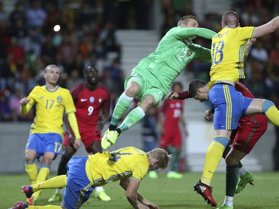 Cristiano Ronaldo v tvrdom súboji so švédskymi protihráčmi
