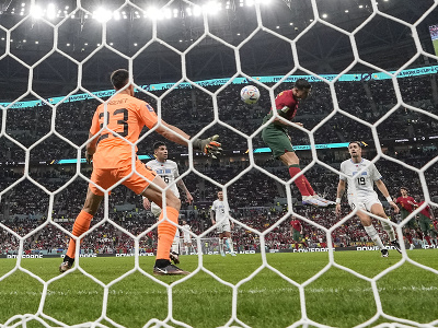 Cristiano Ronaldo skáče na center, z ktorého padol gól