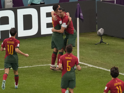 Cristiano Ronaldo oslavuje so spoluhráčmi gól, ktorý neskôr pripísali Brunovi Fernandesovi