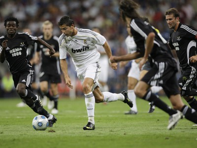 Cristiano Ronaldo uniká hráčom