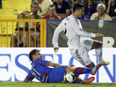 Cristiano Ronaldo a Andreas Ivanschitz v súboji o loptu