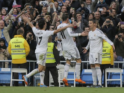 Cristiano Ronaldo so spoluhráčmi oslavuje gól do siete San Sebastiánu