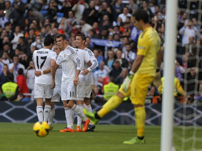 Cristiano Ronaldo so spoluhráčmi oslavuje gól do siete San Sebastiánu