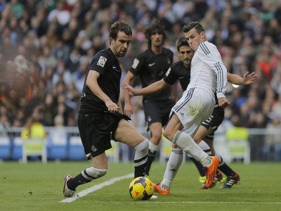 Gareth Bale v súboji o loptu