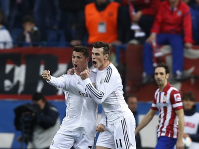 Gareth Bale a Cristiano Ronaldo oslavujú gól do siete mestského rivala