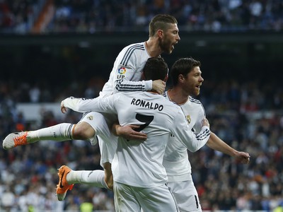 Cristiano Ronaldo (7) so spoluhráčmi oslavuje gól proti Levante