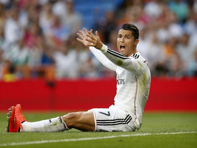Cristiano Ronaldo vo svojej typickej póze na trávniku