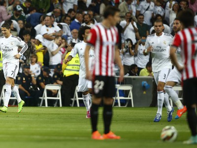 Cristiano Ronaldo (vľavo) so spoluhráčmi oslavuje gól proti Bilbau