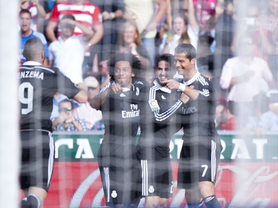 Cristiano Ronaldo so spoluhráčmi oslavuje svoj gól do siete Granady