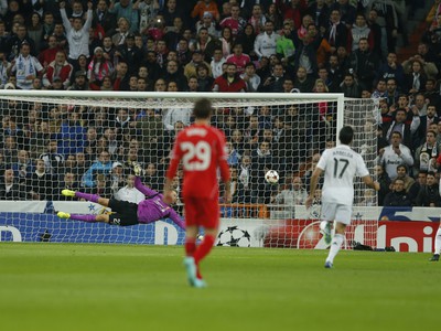 Cristiano Ronaldo ohrozuje bránku Liverpoolu