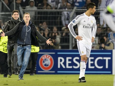 Fanúšikovia, ktorí v Bazileji vtrhli na hraciu plochu, si to namierili priamo k hviezdnemu Ronaldovi
