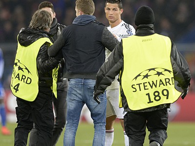 Fanúšikovia, ktorí v Bazileji vtrhli na hraciu plochu, si to namierili priamo k hviezdnemu Ronaldovi