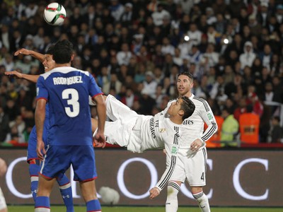 Cristiano Ronaldo (v strede) a jeho pokus o ekvilibristický kúsok v súboji proti mexickému Cruz Azul