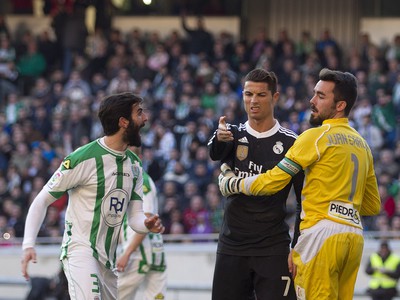Cristianovi Ronaldovi v súboji na ihrisku Córdoby praskli nervy