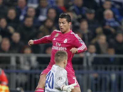 Cristiano Ronaldo pred mladým gólmanom Schalke Timonom Wellenreutherom