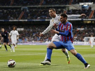 Cristiano Ronaldo a Ivan López v súboji o loptu
