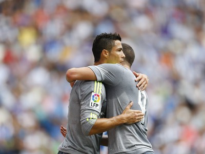 Cristiano Ronaldo a Karim Benzema oslavujú gól Realu
