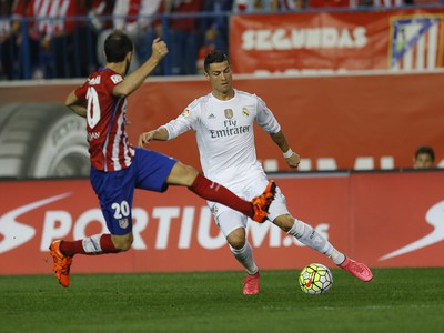Cristiano Ronaldo a Juanfran v súboji o loptu