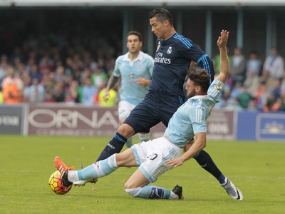 Cristiano Ronaldo v súboji o loptu