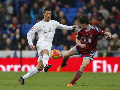 Cristiano Ronaldo v súboji o loptu s Aritzom Elustondom