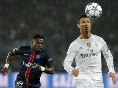 Cristiano Ronaldo hlavičkuje pred Sergem Aurierom