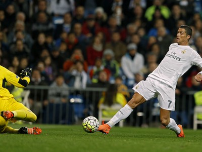 Cristiano Ronaldo strieľa gól