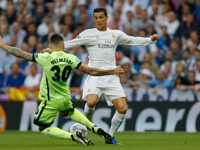 Cristiano Ronaldo a Nicolas Otamendi v súboji o loptu
