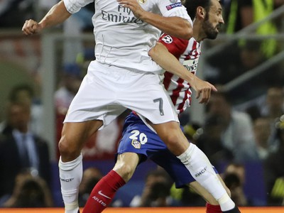 Cristiano Ronaldo v hlavičkovom súboji s Juanfranom Torresom