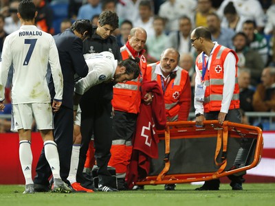 Cristiano Ronaldo a jeho zranený spoluhráč Gareth Bale v opatere lekárov